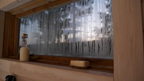 captura de detalle del interior de la ventana en la sauna finlandesa