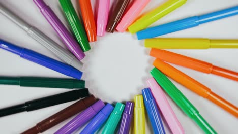 el bolígrafo se sintió en el tocadiscos. el marcador girar girar. girar, crear patrón, hacer el diseño de la forma del círculo. vista superior, colocación plana
