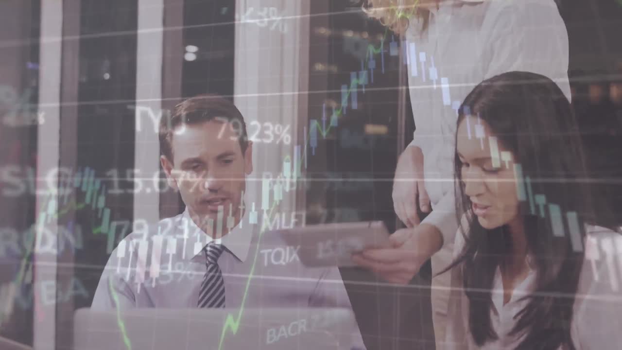 animación del procesamiento de datos financieros sobre diversas personas de negocios en la oficina