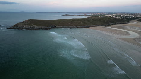 Una-Vista-Aérea-De-La-Playa-De-Crantock,-En-La-Costa-Norte-De-Cornualles,-Inglaterra-4