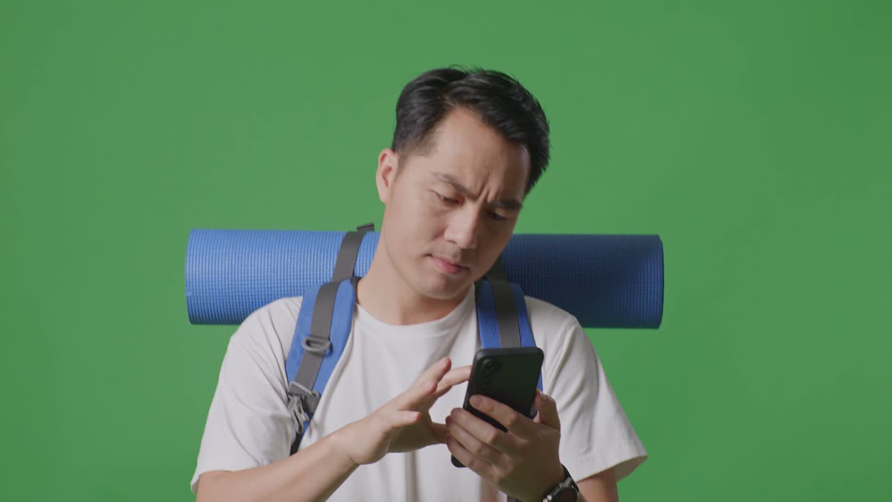 배 을 착용 하는 동안 전화 를 사용하는 사람