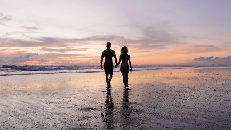 Couple marchant à la plage