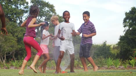 Kinder-Spielen-Mit-Gartensprinkler