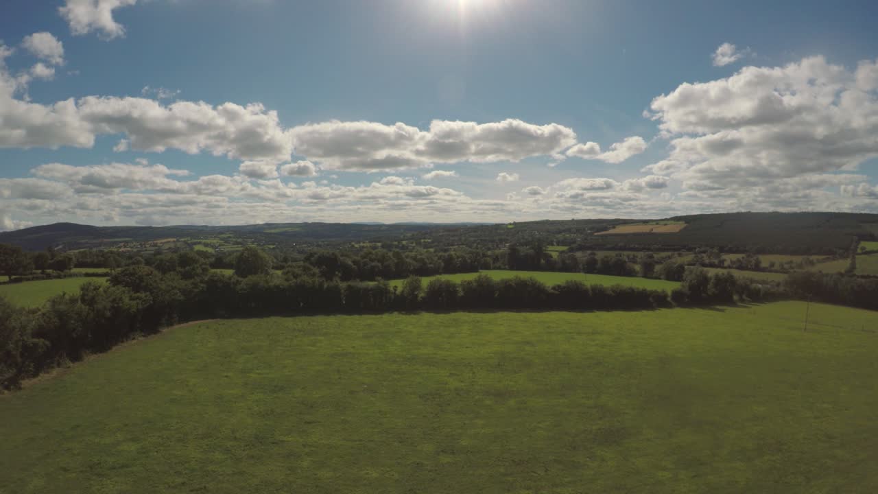 volando lentamente sobre los hermosos campos verdes de irlanda