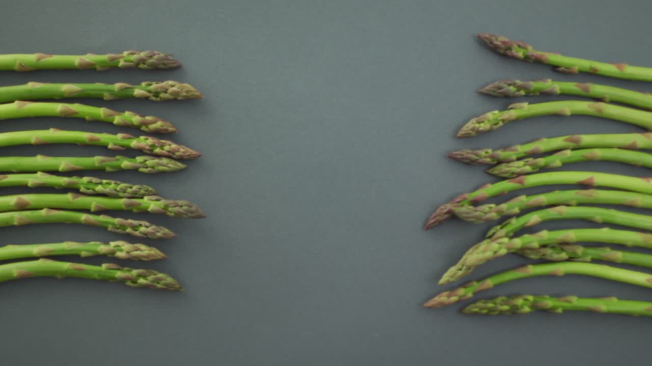 видео свежей спаржи с копировальным пространством на сером фоне