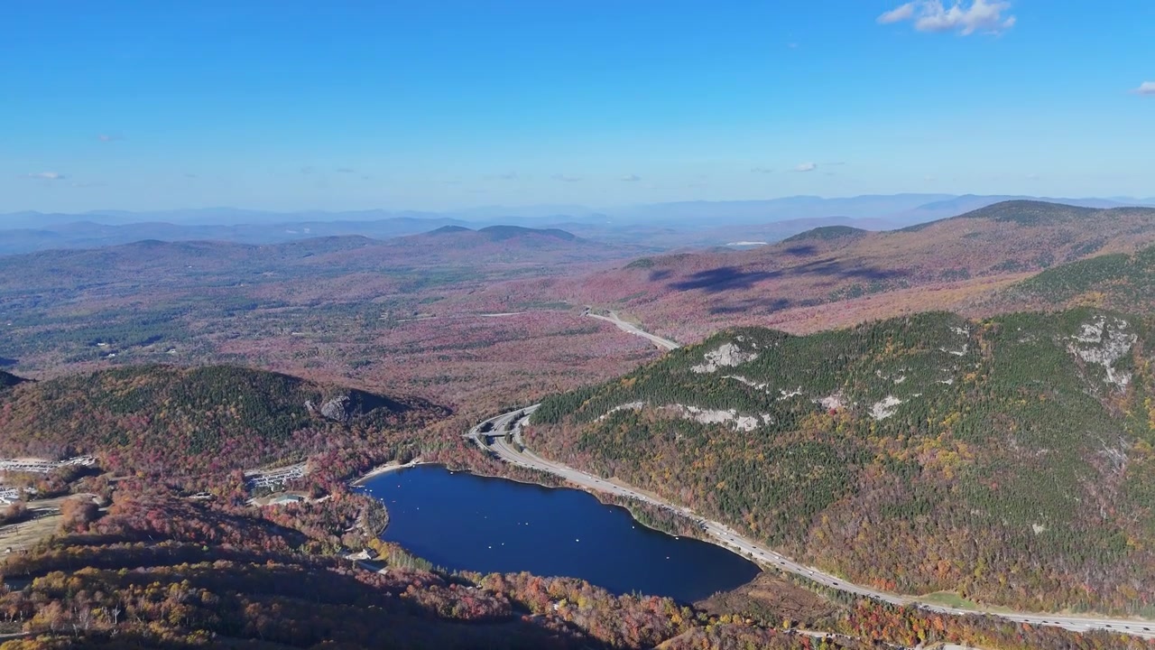 Drone stabile che inclina la telecamera verso l'alto in un ambiente naturale, White Mountain National Forest, Massachusetts, USA. Splendida vista autunnale con un lago circondato dalla natura