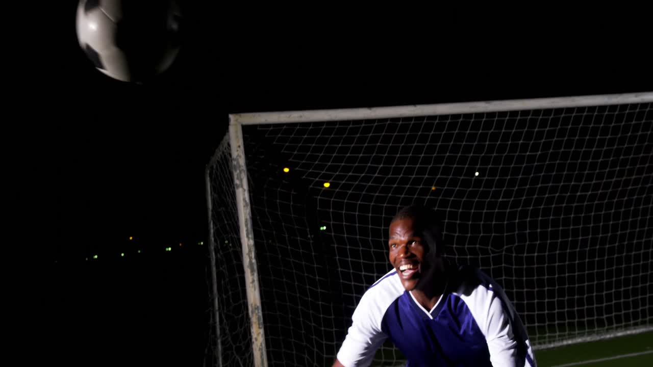 jugador de fútbol confiado encabezando la pelota 4k