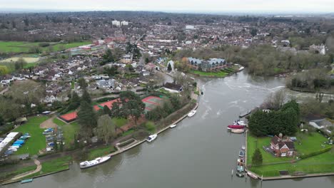 Themse-Shepperton-Surrey-Großbritannien-Drohnen-Luftaufnahme