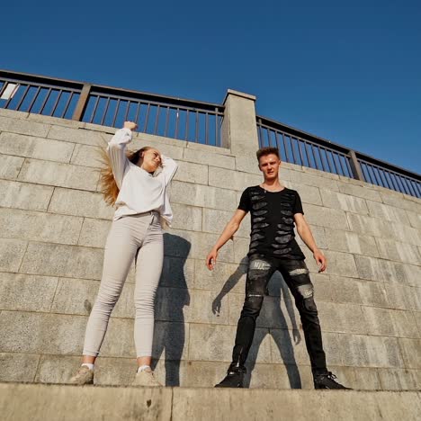 una pareja enamorada bailando.