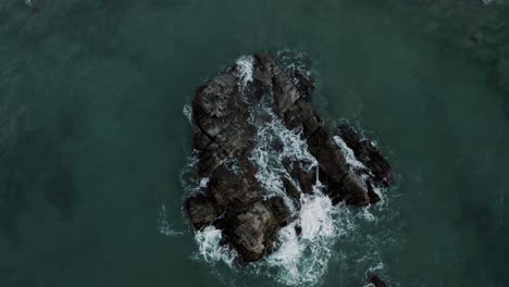 Puerto-Escondido-Beach-With-Breaking-Waves-Onto-Outcrops-And-Surfers-In-Oaxaca,-Mexico