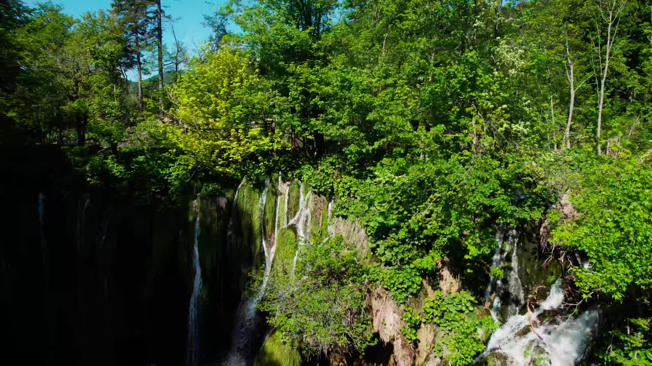 antena de hermosa caída de agua natural y verde en los lagos de plitvice en el parque nacional croata "plitvička jezera