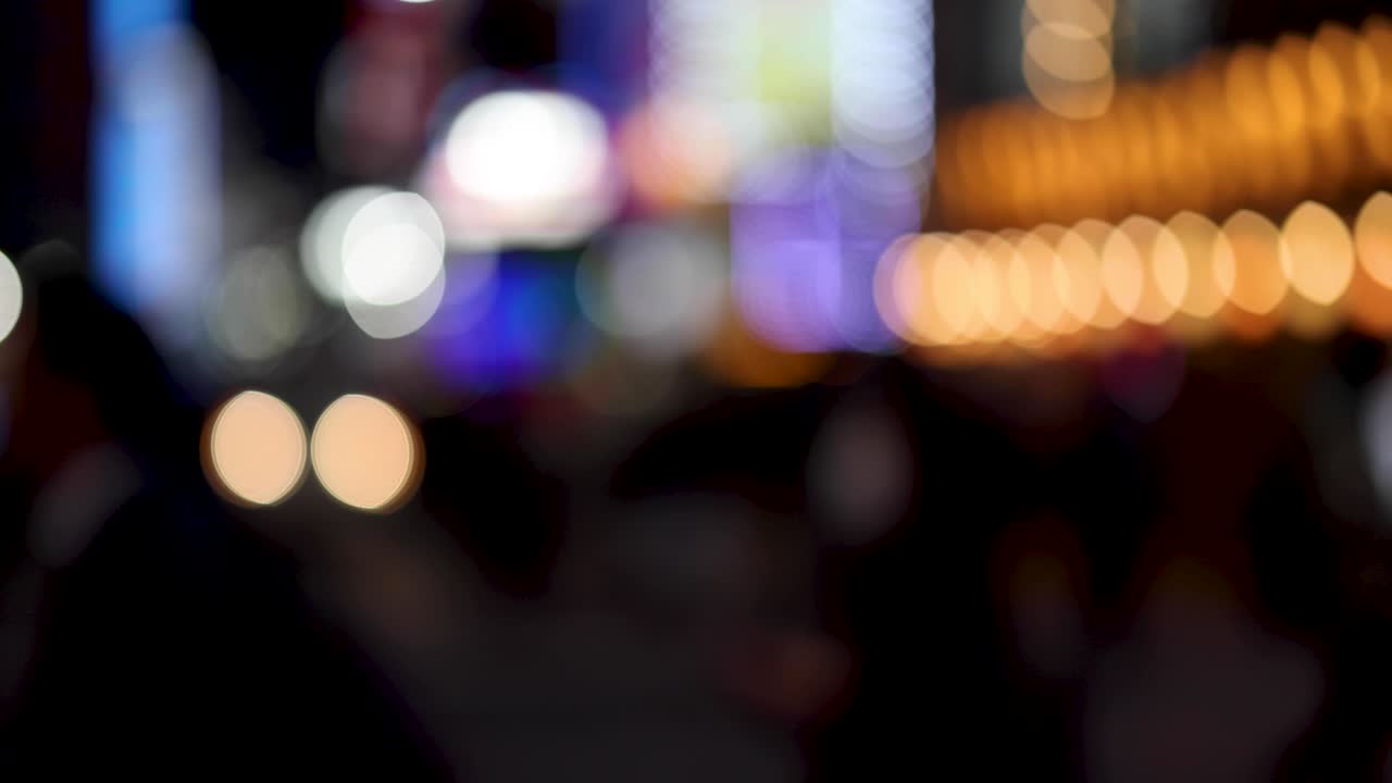 초점 밖의 불빛과 움직이는 사람들