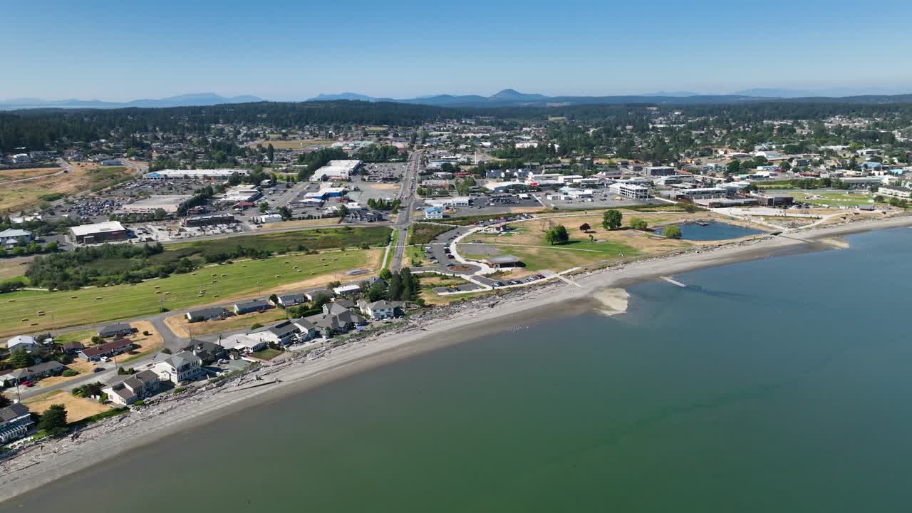 Luftaufnahme der Wasserfront von Oak Harbor, beginnend mit dem Windjammer Park und endend mit luxuriösen Anwesen am Wasser.