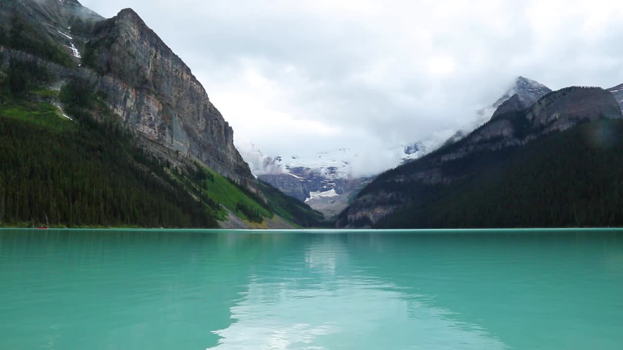 lago louise, banff, canadá, hermoso lago claro entre enormes montañas y bosques, amplia vista