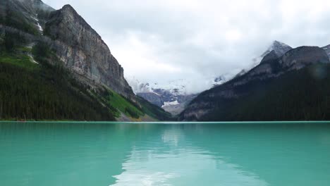 Lake-Louise,-Banff-Kanada,-Schöner-Klarer-See-Zwischen-Riesigen-Bergen-Und-Wäldern,-Weite-Aussicht