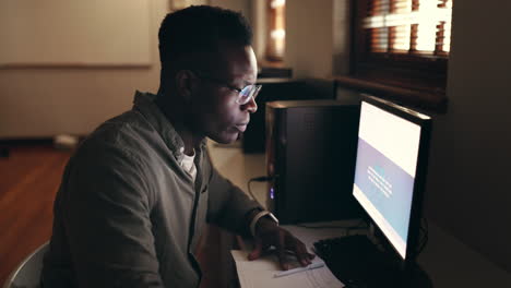 noche, negocios o hombre negro con internet