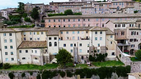 Sobrevolar-La-Ciudad-Montañosa-De-Asís-En-La-Provincia-De-Perugia,-Región-De-Umbría,-Italia