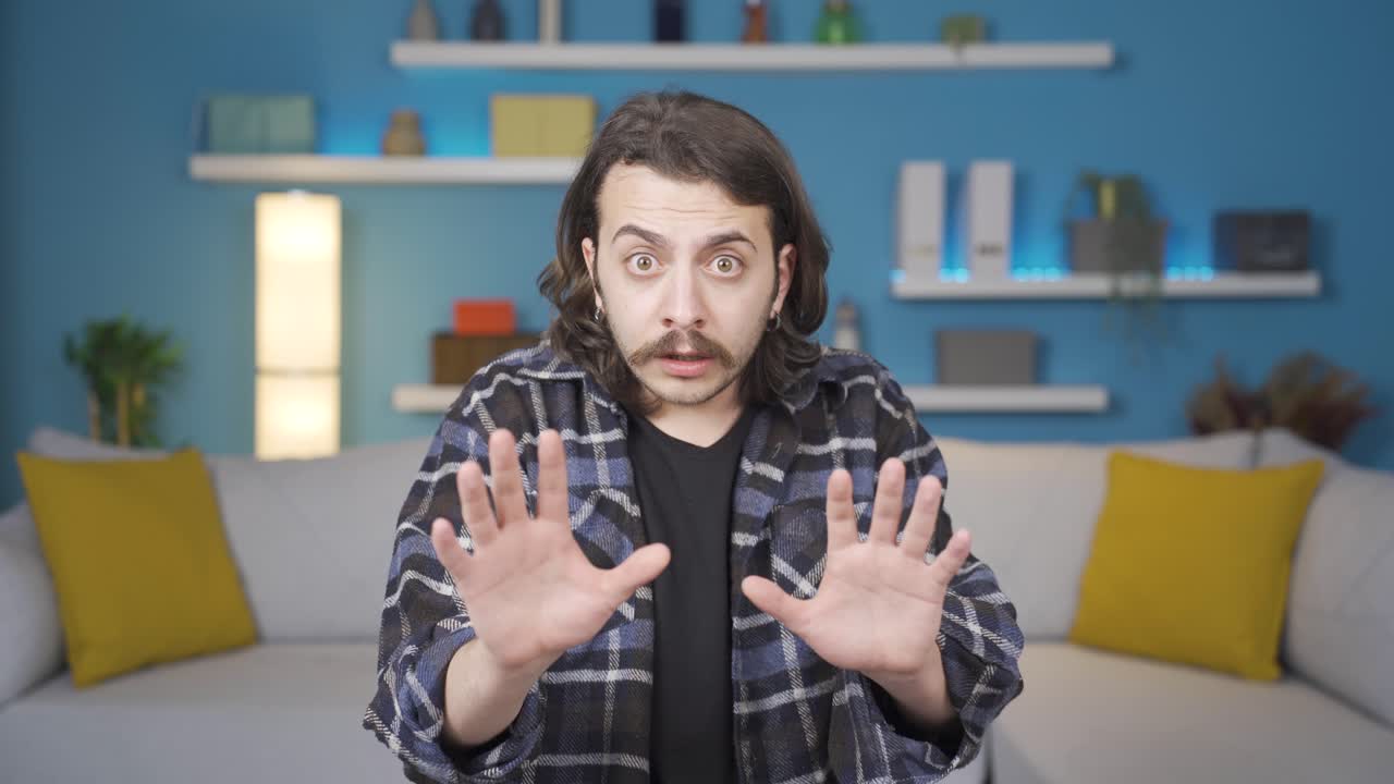 ⁇ 키한 표정과 몸짓으로 카메라를 바라보는 남자.