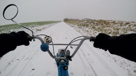 Conduciendo-Un-Puch-Maxi-En-La-Nieve