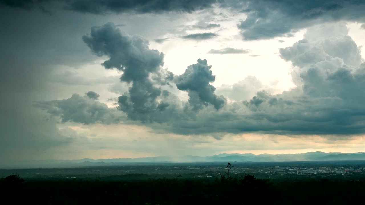일몰 때 구름이 있는 다채로운 극적인 하늘.
