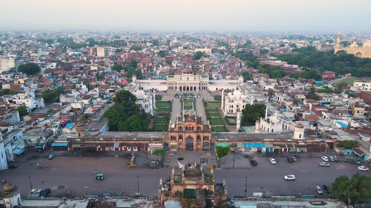 초타 이마마바다 (chota imambada) 의 공중 촬영, 뜨거운 아침 빛 아래 웅장하게 서 있는 기념비.