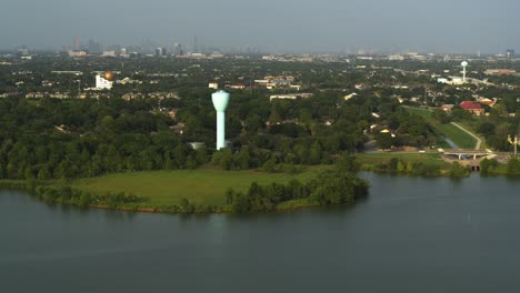 vista aérea de brays bayou y las casas al oeste de houston, texas