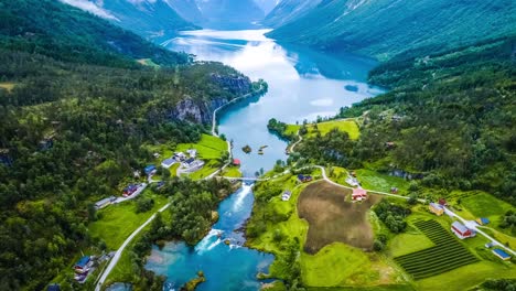 el lago lovatnet es una naturaleza hermosa de noruega.