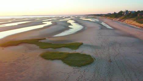 Cape-Cod-Bay-Drohnenaufnahmen-Von-Strandhäusern-Bei-Ebbe-Mit-Sinkender-Bewegung