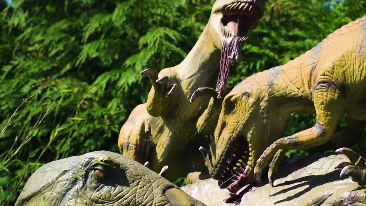 파충류 공룡을 가까이에서 먹이를 쫓고 폭력적이고 무서운 피비린내 나는 풍경 슬로우 모션을 보이는 다른 공룡 생물을 먹습니다.