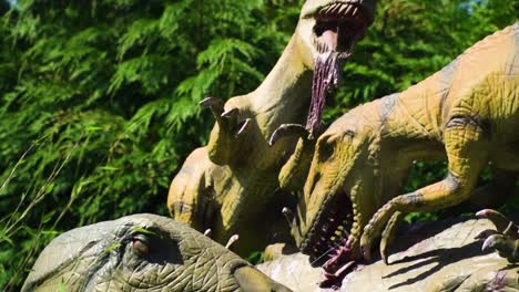 el primer plano de los dinosaurios reptiles persiguió a su presa y se comió otra criatura de dinosaurio que se veía violenta y aterradora en un paisaje sangriento a cámara lenta