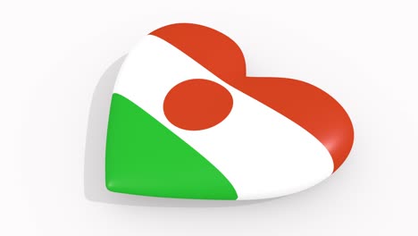 corazón con los colores y símbolos de la república del níger sobre un fondo blanco, bucle