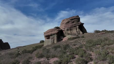 Luftaufnahme-Einer-Drohne,-Die-An-Einem-Sonnigen-Nachmittag-Mit-Blauem-Himmel-über-Eine-Rätselhafte-Landschaft-Aus-Rotem-Sandstein-In-Guadalajara,-Spanien,-Fliegt