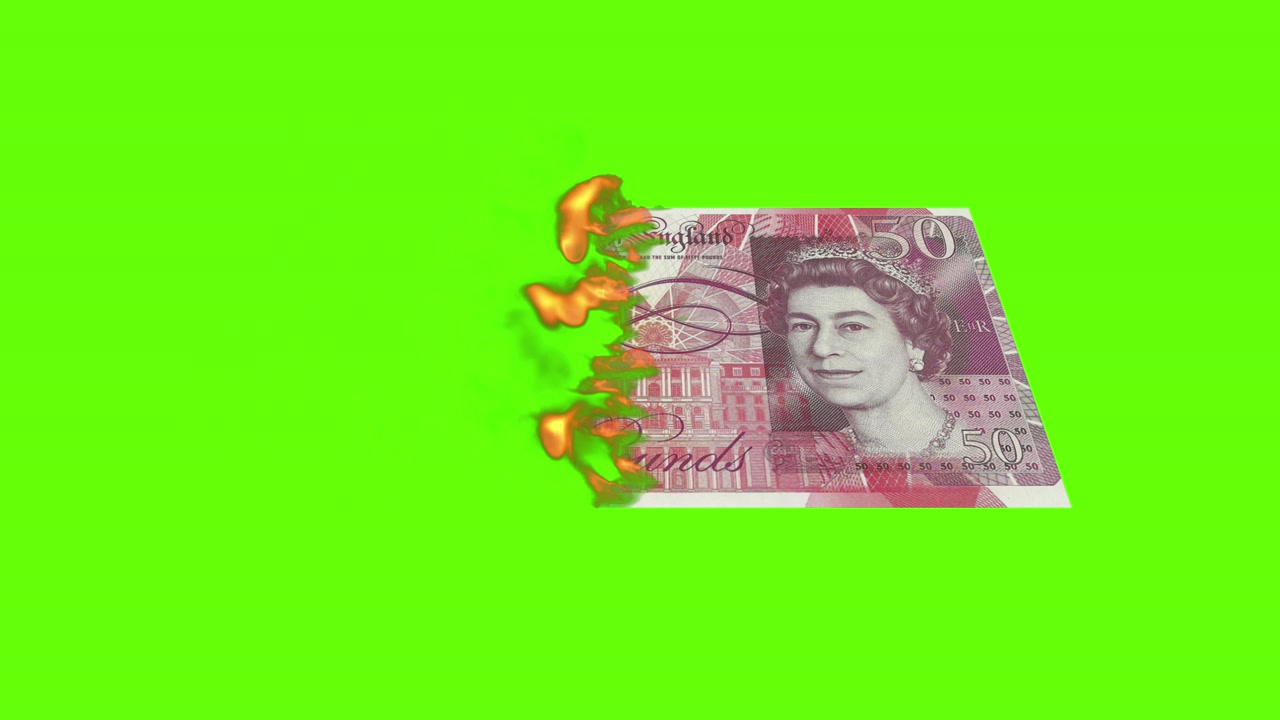 Banconota da 50 sterline britanniche che brucia su green screen