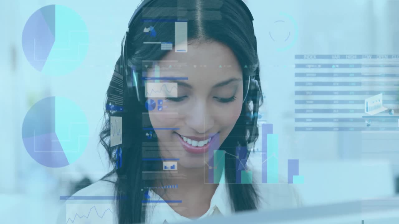 animación del procesamiento de datos sobre una mujer de negocios biracial usando auriculares de teléfono