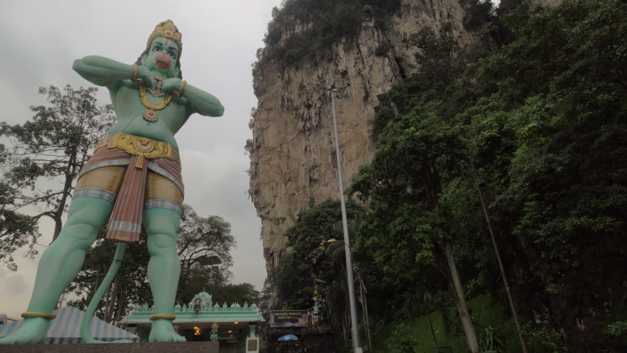 estatua y templo dedicado al señor hanuman en las cuevas de batu, malasia