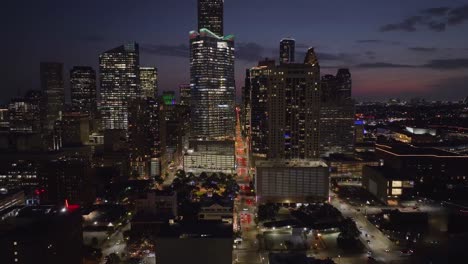 Vista-Aérea-Sobre-La-Calle-Milam-Lejos-Del-Horizonte-De-Houston---Reversa,-Disparo-De-Drones