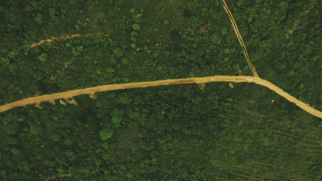 alta altitud y moviéndose por el camino correcto imágenes aéreas de la pista de senderismo de la ladera