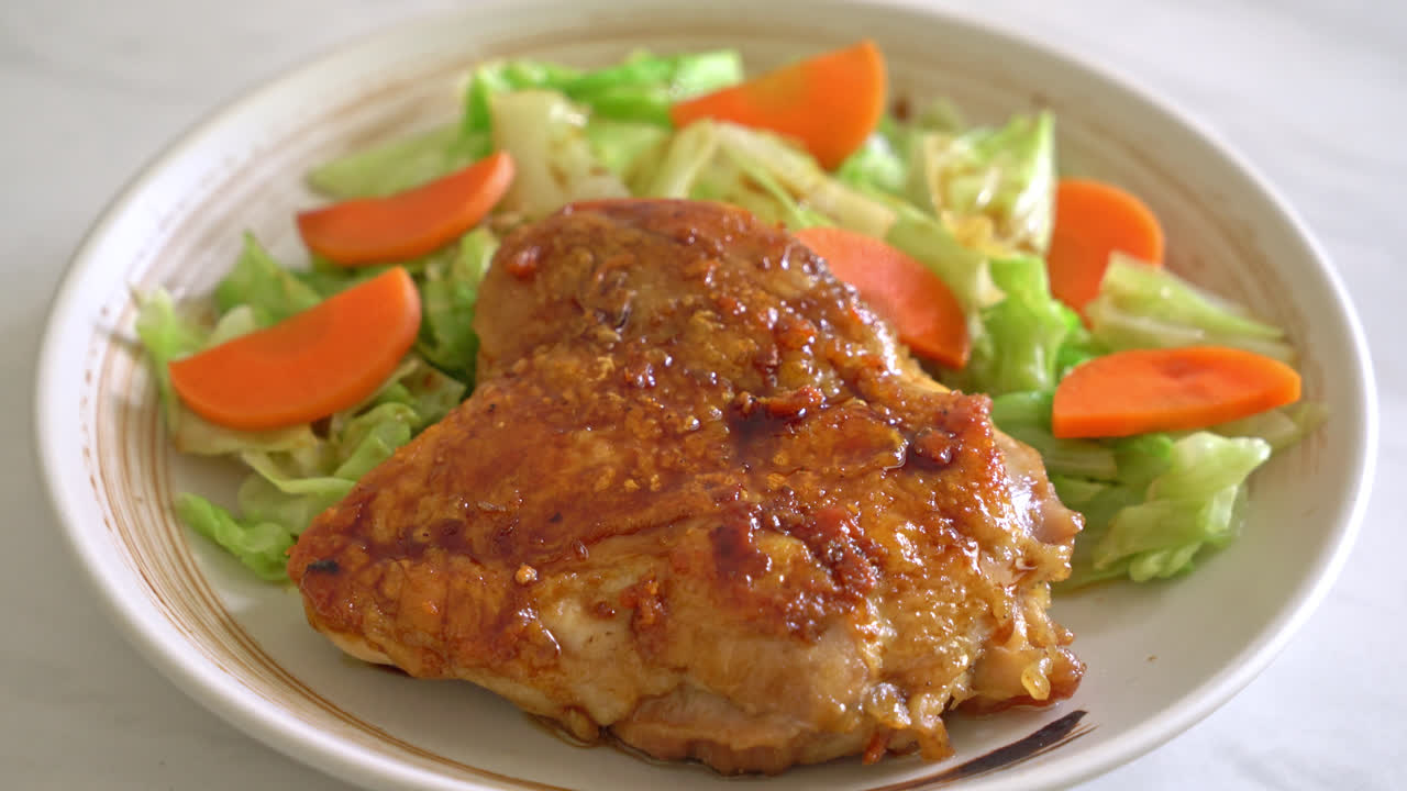 filete de pollo teppanyaki teriyaki con repollo y zanahoria