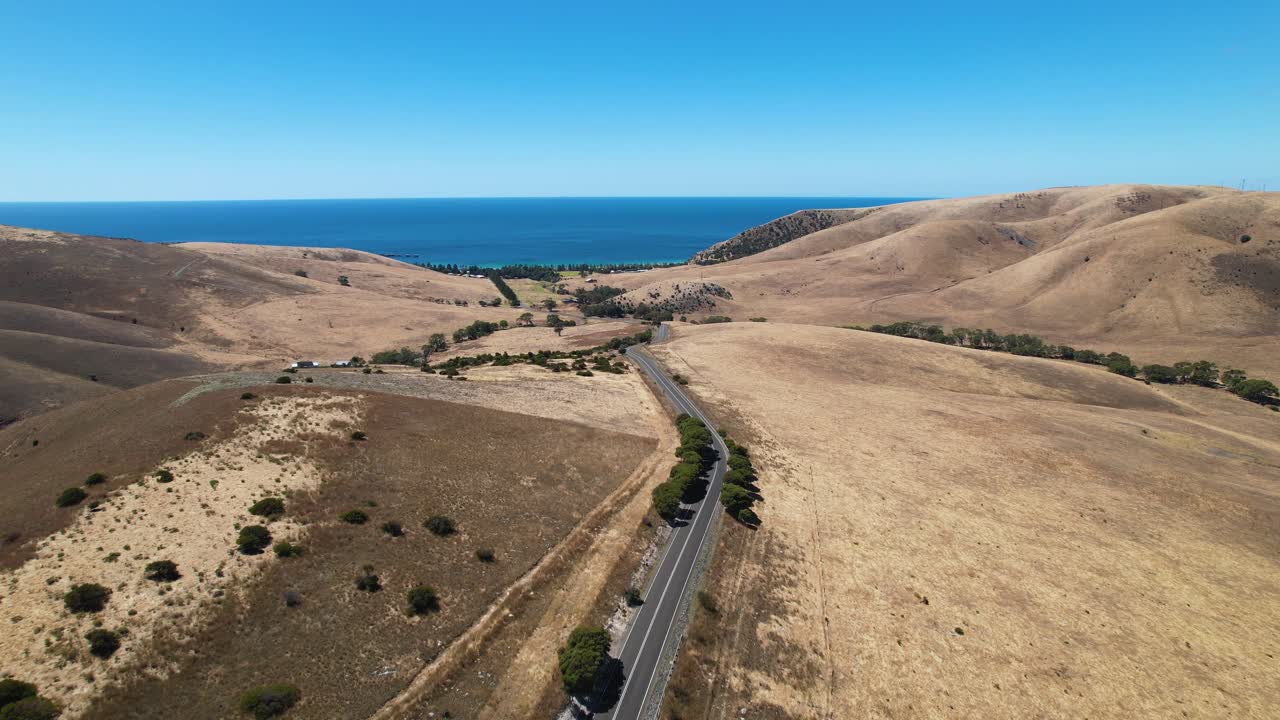 오스트레일리아 남부의 fleurieu 반도에서 놀라운 풍경을 가로질러 가는 긴 도로에 대한 드론 영상