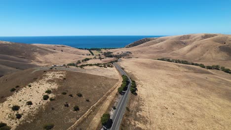 Imágenes-De-Drones-Sobre-Un-Largo-Camino-Que-Atraviesa-Un-Paisaje-Impresionante-En-La-Península-De-Fleurieu,-Australia-Del-Sur