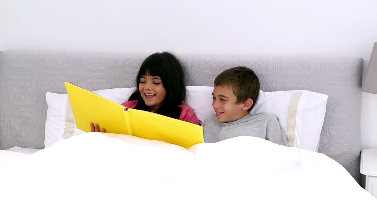 dos niños leyendo un cuento