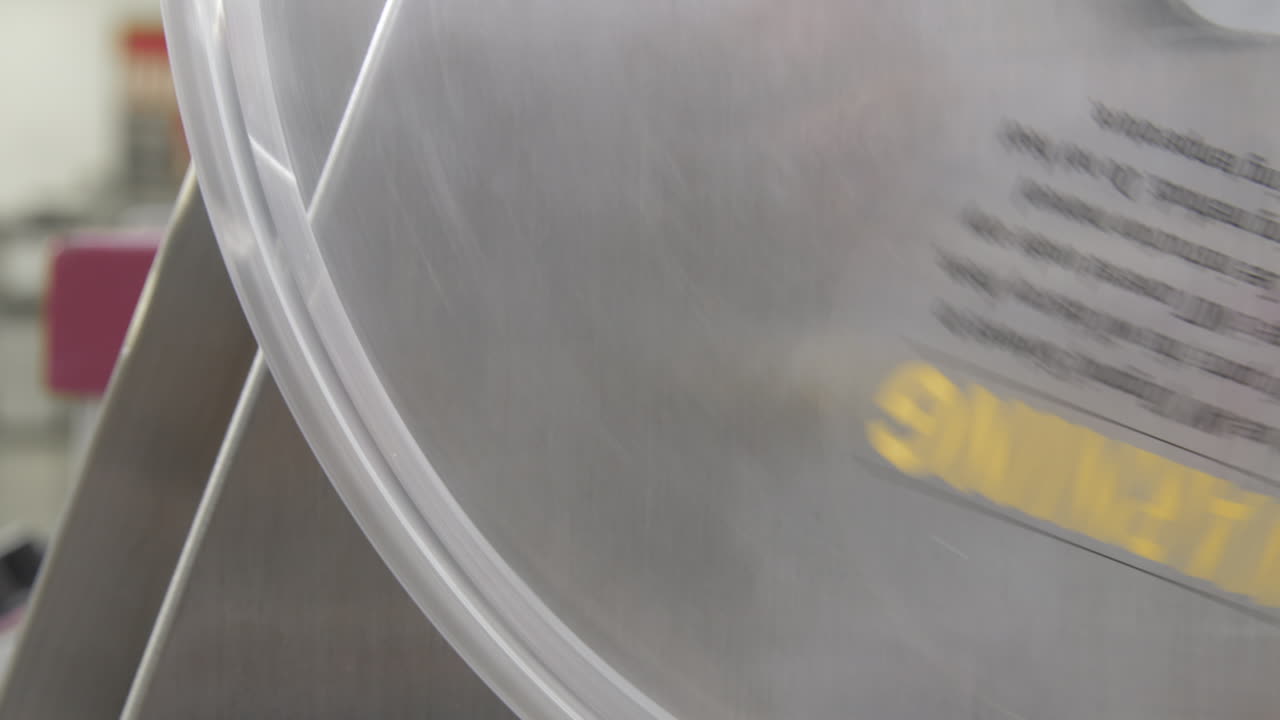 연구실에서 분홍색 알약을 테스트하는 동안 태블릿 파쇄성 테스터 - 클로즈업 샷