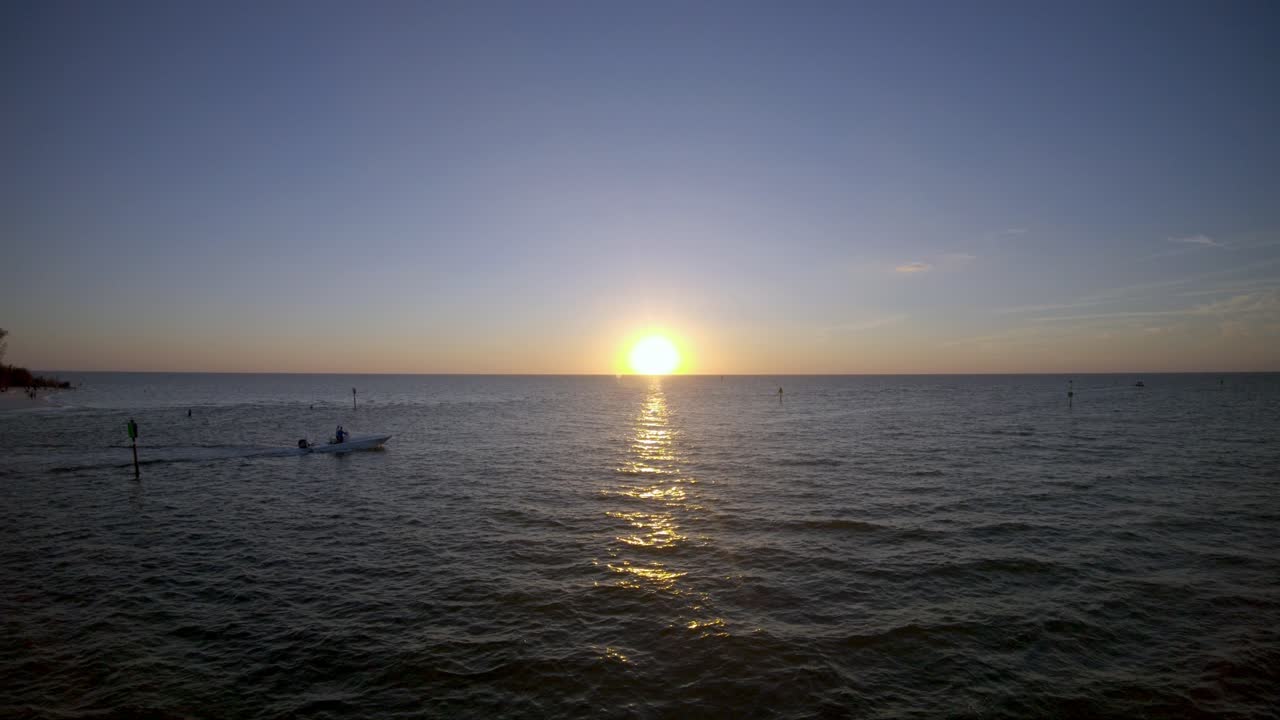 멕시코 만을 가로질러 항해하는 배의 공중 4k 드론 영상