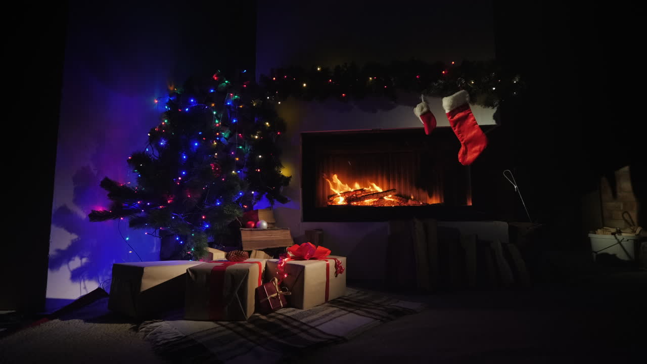 en previsión de navidad - calcetines para regalos sobre la chimenea al lado del control deslizante del árbol de navidad