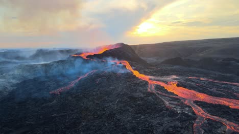 erupción volcánica al atardecer