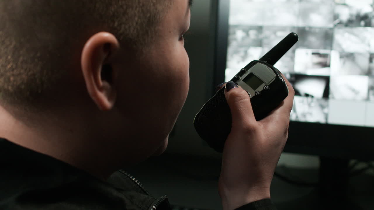 guardia de seguridad trabajando en una habitación
