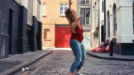 mujer bailando en una calle de la ciudad