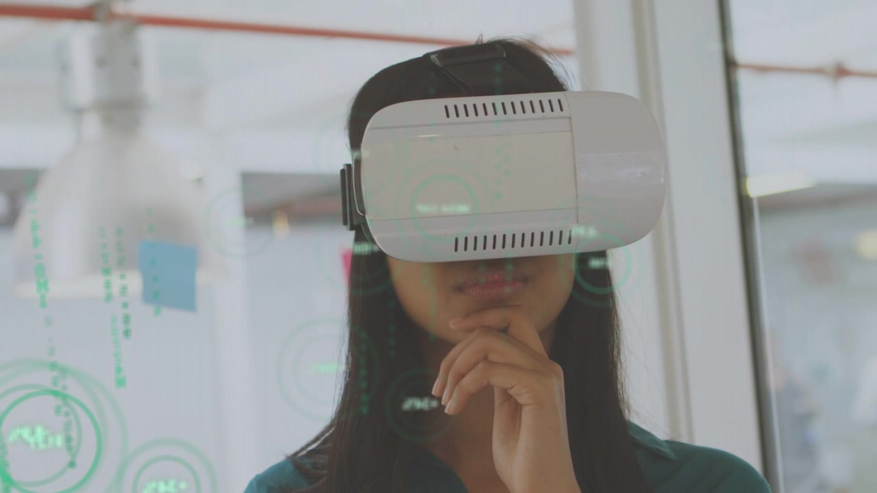 Donna che indossa un visore VR, girando la testa e mostrando sovrapposizioni virtuali su vetro mentre valuta un design.