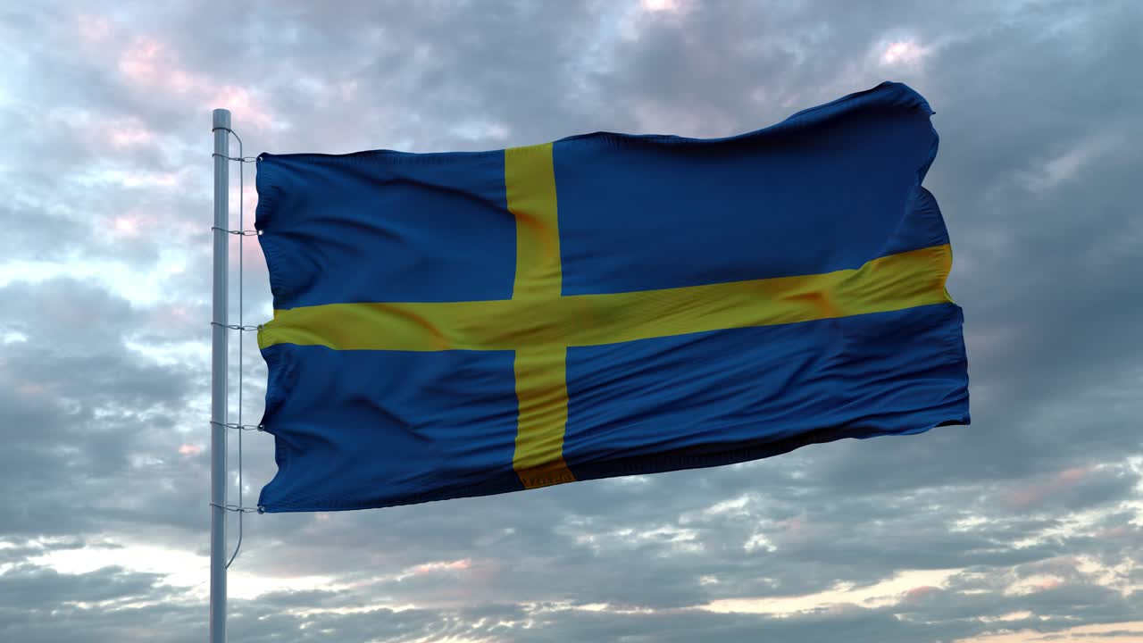 깊은 극적인 하늘을 대비하여 바람에 흔들리는 스웨덴의 국기 4k uhd 60fps 느린 동작