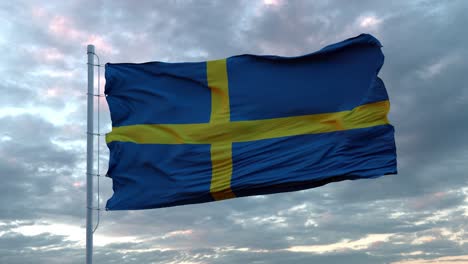 la bandera nacional de suecia ondeando en el viento contra un cielo dramático profundo. 4k uhd 60 fps cámara lenta